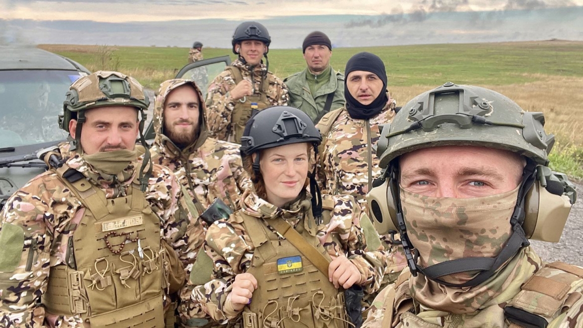 Nữ binh sỹ Ukraine cùng với đồng đội. Ảnh: CNN