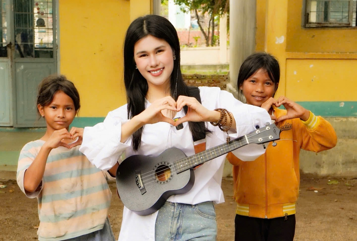 Ca sĩ Phúc Anh mời các trẻ em làng phong tham gia đóng MV mới