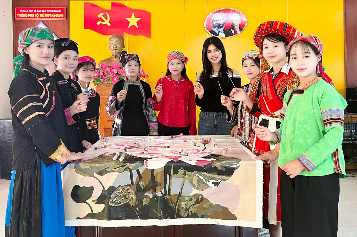 Phúc Anh (thứ 4 từ phải sang) mất hơn 1 năm trong hành trình âm nhạc - thiện nguyện đến mọi miền Tổ quốc.