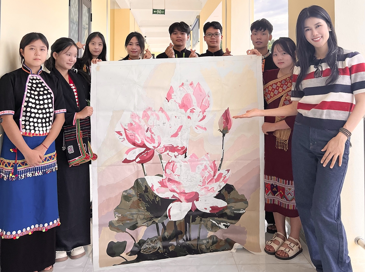 Bức tranh hoa sen đặc biệt được vẽ từ bàn tay của đại diện 54 dân tộc Việt Nam.