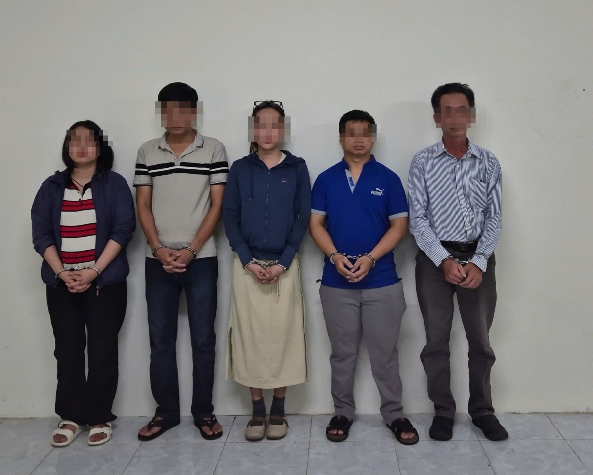 Các bị can từ trái qua: Phạm Thị Quyên, Bùi Đức Nhiên, Nguyễn Thạch Thảo Nguyên, Nguyễn Hoàng Thái Dương, Nguyễn Minh Dũng. (Ảnh: CACC)