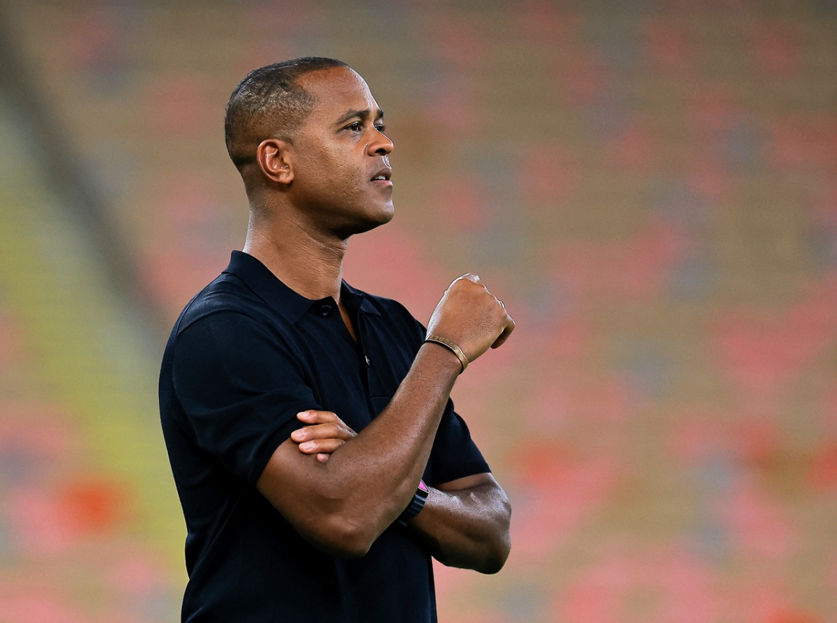 HLV Kluivert tăng cường hàng công để ĐT Indonesia cố gắng tìm kiếm bàn thắng (Ảnh: Reuters)