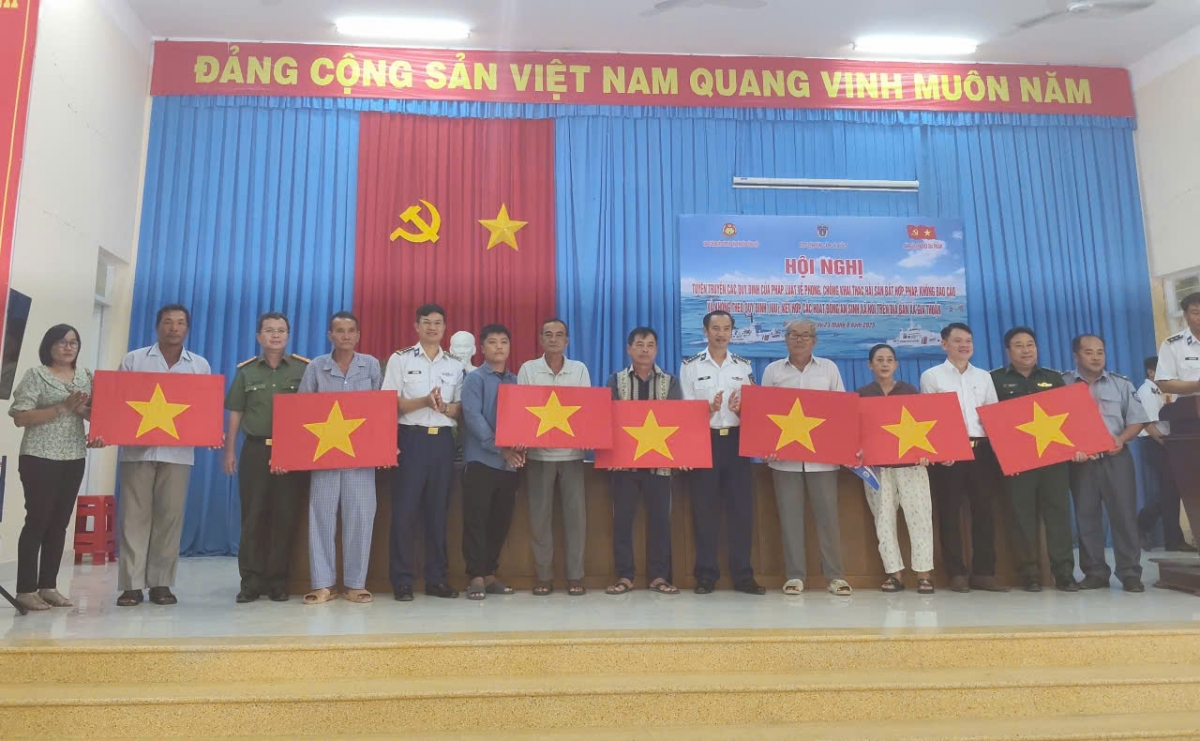 UBND xã Gia Thuận phối hợp với Bộ Tư lệnh Vùng Cảnh sát biển 3 tổ chức chương trình "Đồng hành cùng ngư dân"