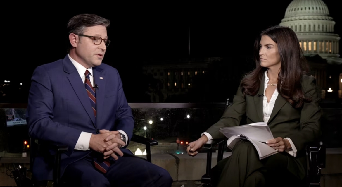 Chủ tịch Hạ viện Mike Johnson (trái) trả lời phỏng vấn với nhà báo Kaitlan Collins (phải) của CNN hôm 30/9. Ảnh: CNN