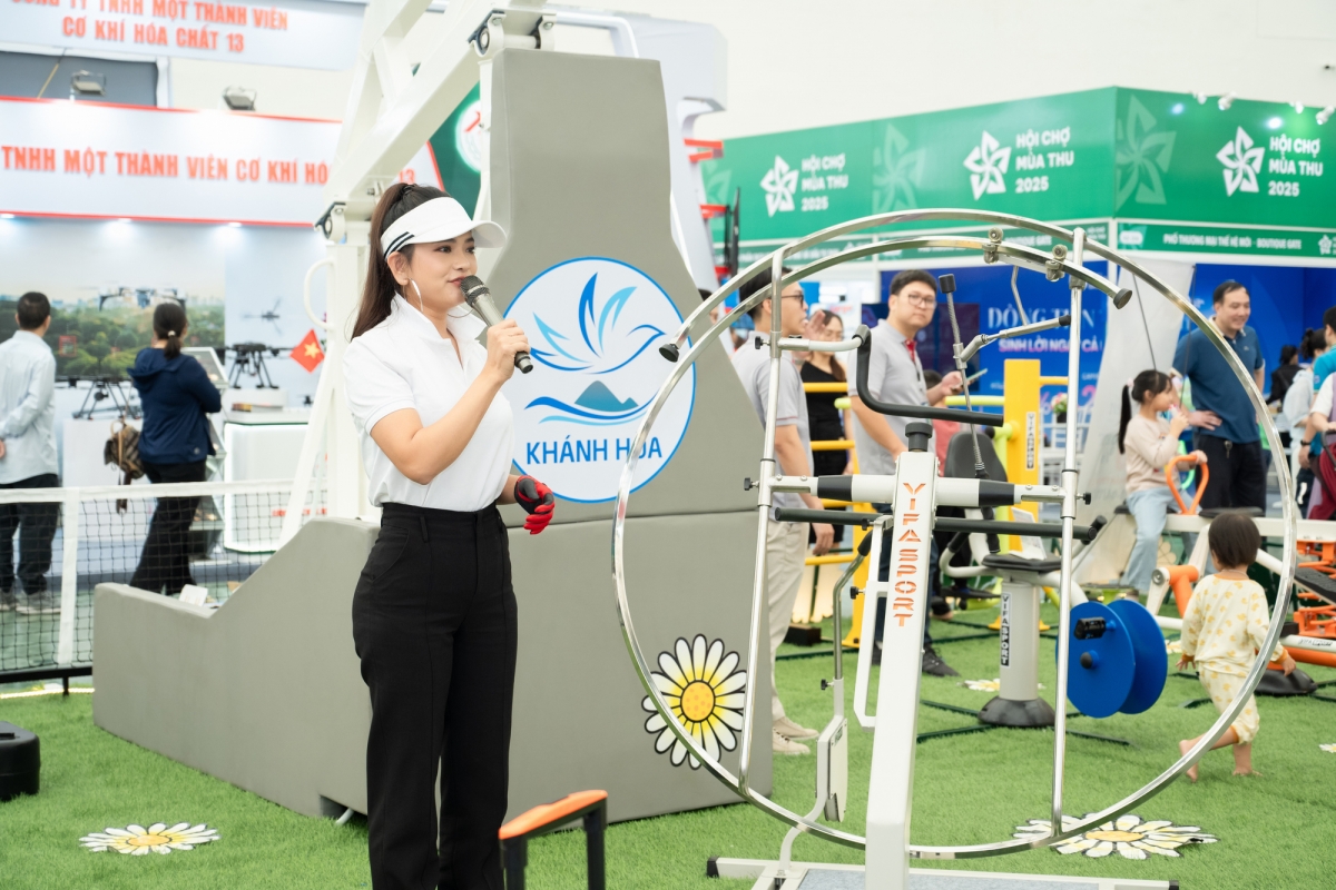 Thúy Hằng xuất hiện với tư cách người mẫu kiêm MC tại Hội chợ Mùa Thu năm 2025