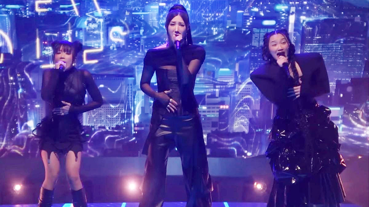 Từ trái sang: Rei Ami, EJAE và Audrey Nuna của “K-pop Demon Hunters” lần đầu tiên biểu diễn trực tiếp ca khúc “Golden” trên chương trình “The Tonight Show”. (Ảnh: kênh YouTube "The Tonight Show")