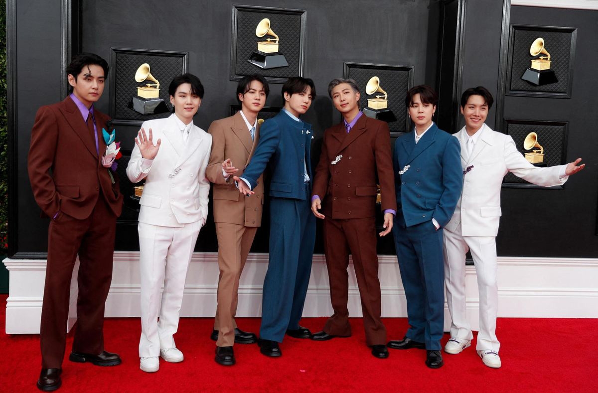 BTS tạo dáng trên thảm đỏ tại Lễ trao giải Grammy thường niên lần thứ 64 tại MGM Grand Garden Arena ở Las Vegas, Nevada ngày 3/4/2021. (Ảnh: Yonhap)