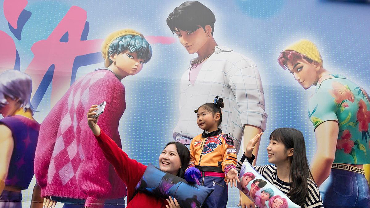 Du khách chụp ảnh selfie tại khu vực chủ đề “K-pop Demon Hunters” thuộc công viên giải trí Everland Resort ở Yongin, tỉnh Gyeonggi. Khu vực này mới được xây dựng với sự hợp tác của Netflix. (Ảnh: EPA)