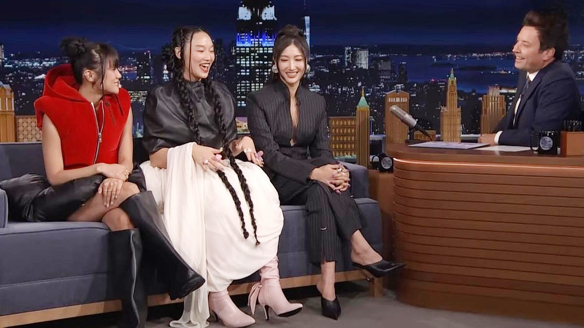 Từ trái sang: Rei Ami, Audrey Nuna và EJAE thảo luận về thành công của “Kpop Demon Hunters” cùng Jimmy Fallon trên chương trình “The Tonight Show”. (Ảnh: kênh YouTube “The Tonight Show”)