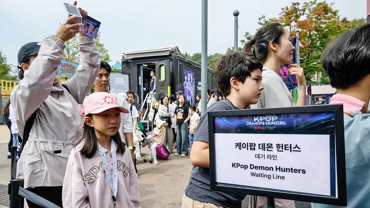 Du khách xếp hàng bên ngoài khu vực check-in chủ đề “K-pop Demon Hunters” tại Khu nghỉ dưỡng Everland ở Yongin, tỉnh Gyeonggi. (Ảnh: Yonhap)
