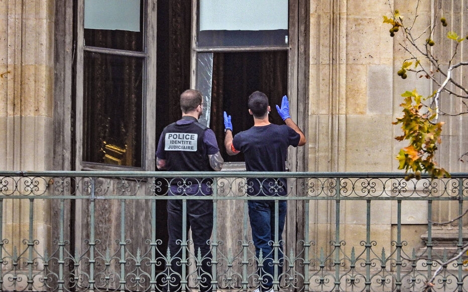 Công tố viên Paris, bà Laure Beccuau cho biết bọn tội phạm đã để lại vô số manh mối, bao gồm hơn 150 mẫu ADN, mẫu nhú và các dấu vết khác được thu thập tại hiện trường vụ trộm trang sức. Ảnh: Le Parisien