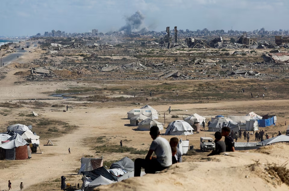 Người dân Palestine nhìn theo khói bốc lên sau các vụ nổ tại Thành phố Gaza, ngày 5/10/2025. Ảnh: Reuters