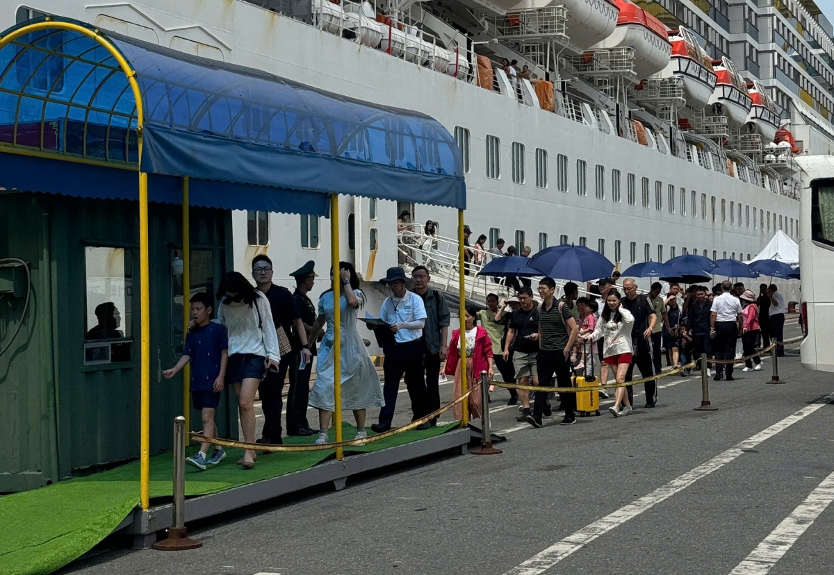 Khách du lịch Trung Quốc đến tham quan Đà Nẵng bằng tàu biển