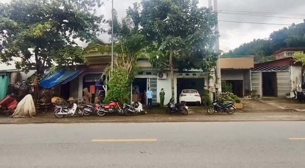 Cơ quan công an tiến hành khám xét nhà đối tượng Nguyễn Mạnh Tuân tại bản Tân Lập, xã Quài Tở