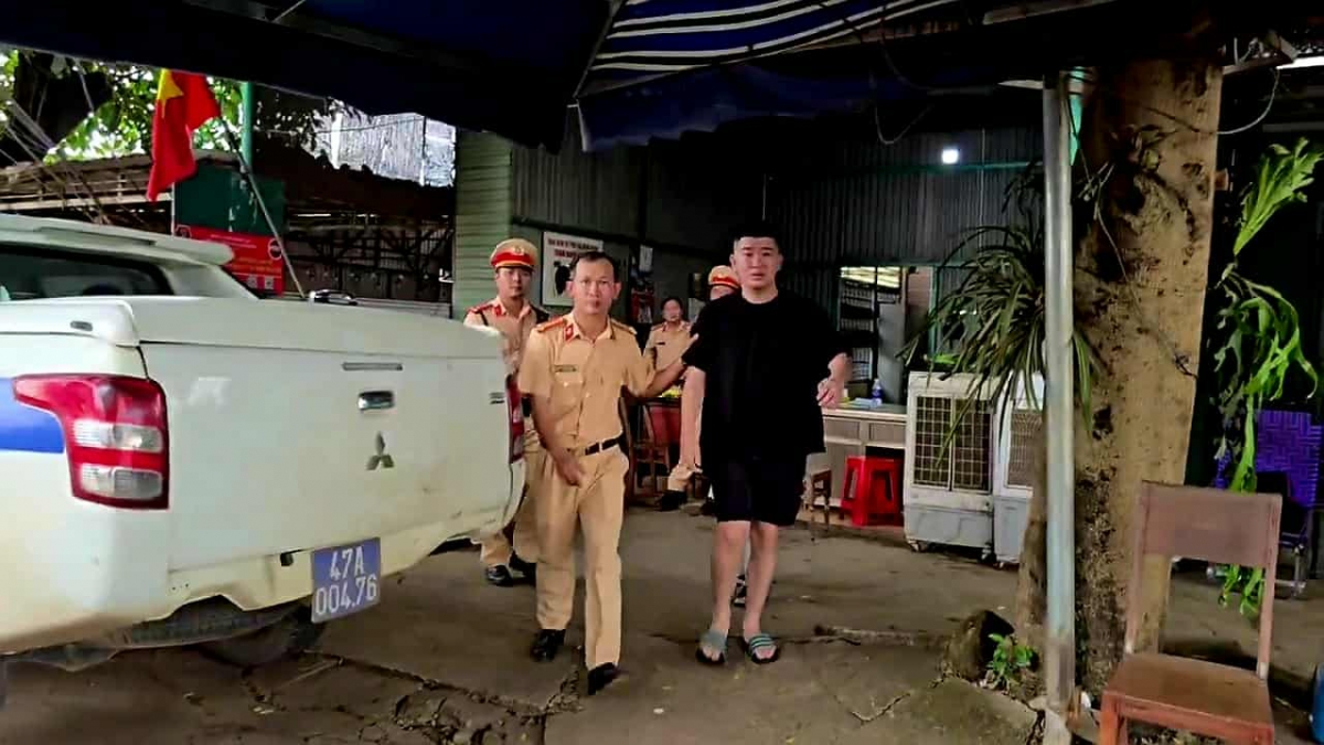 Khánh (áo đen) bị Đội CSGT số 1 Phòng CSGT Công an tỉnh Đắk Lắk phối hợp cùng Công an phường Tân An bắt giữ khi đang lưu thông trên đường Hồ Chí Minh từ Đắk Lắk qua Lâm Đồng