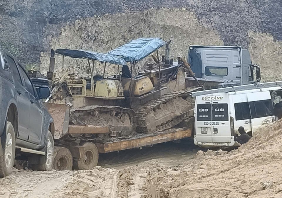 Khi thời tiết mưa liên tục, nhiều vị trí qua xã Măng Bút đi lại khó khăn.