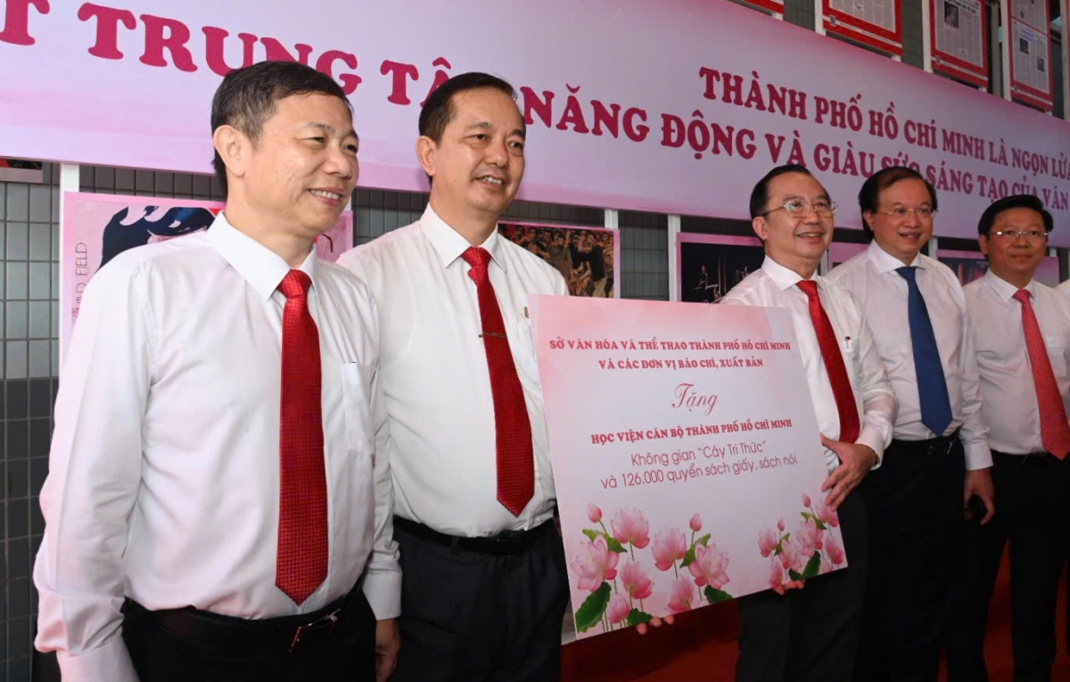 Sở Văn hoá và Thể thao TP.HCM cùng các đơn vị tặng không gian "Cây tri thức" cho học viện Cán bộ TP.HCM (Ảnh: Q.T)
