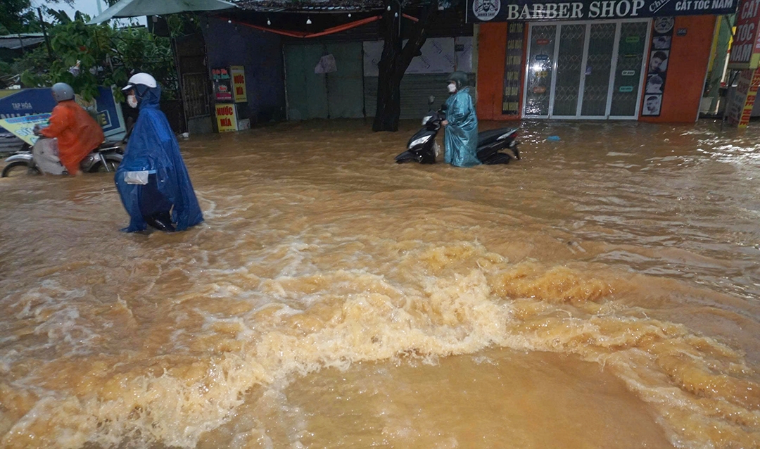 Khu gần chợ Thanh Vinh là vùng trũng, mưa là ngập và nước chảy mạnh