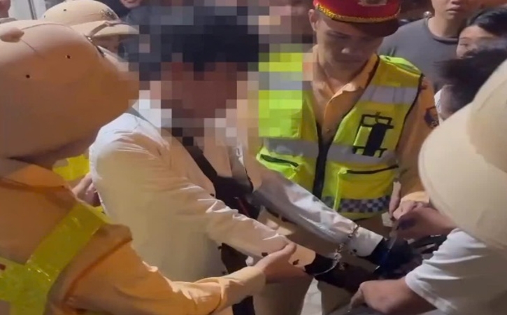 Đối tượng bị kiểm tra và bị bắt giữ tại hiện trường