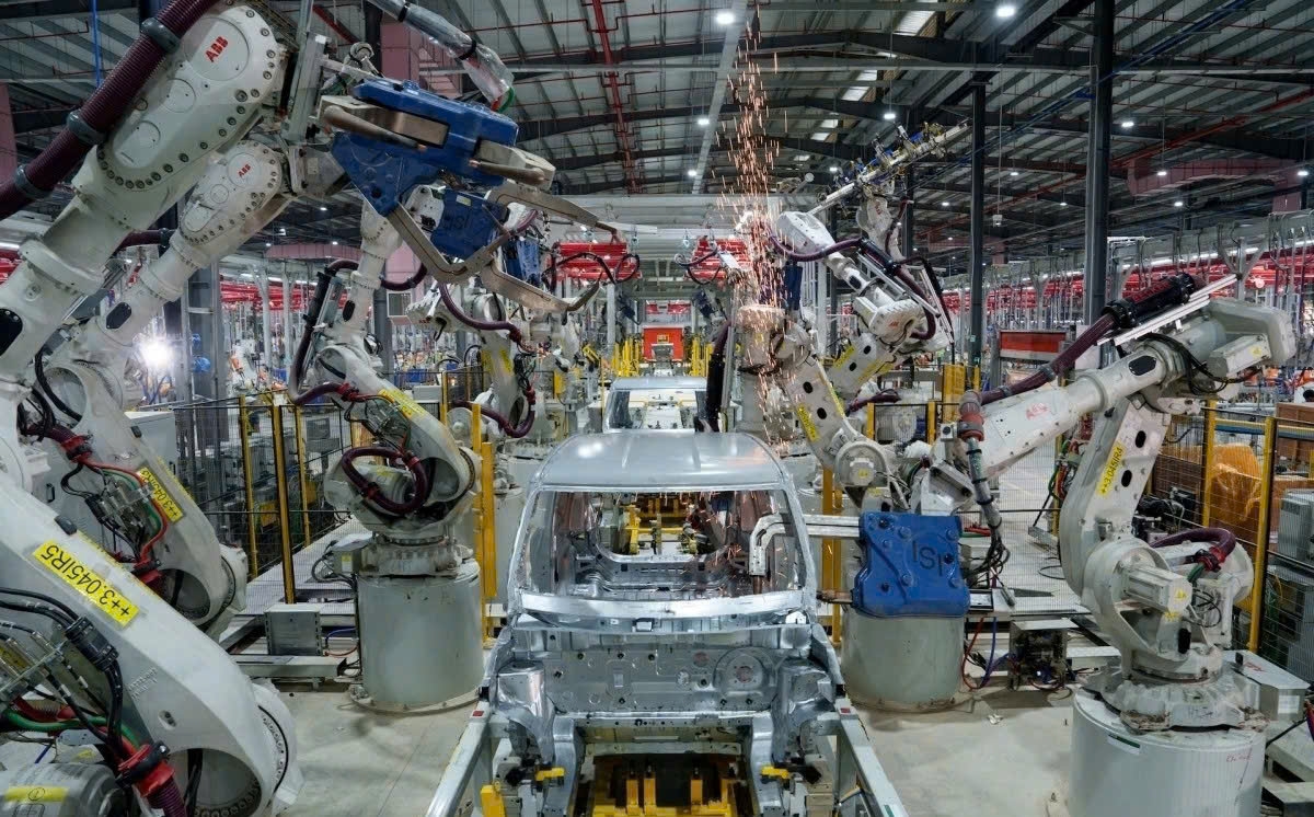 Tại nhà máy sản xuất ô tô của Vinfast, xưởng hàn thân vỏ ô tô được trang bị hệ thống robot hàn tự động hóa cao