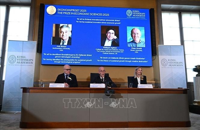 Chân dung ba nhà khoa học (trên màn hình, từ trái sang): Joel Mokyr (Mỹ), Philippe Aghion (Vương quốc Anh) và Peter Howitt (Mỹ) đoạt giải Nobel Kinh tế năm 2025 (Ảnh: The Time of Israel/TTXVN)