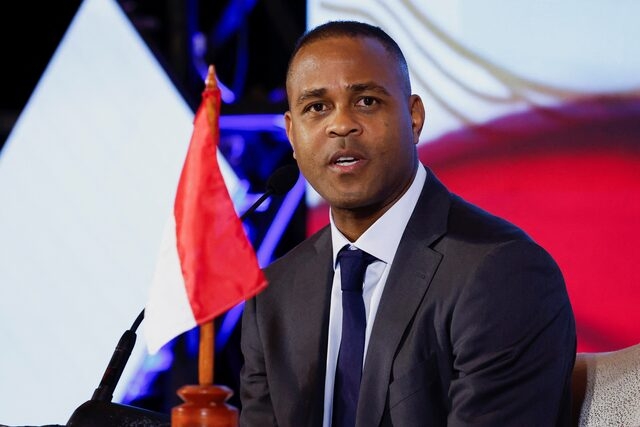 HLV Kluivert bị sa thải (Ảnh: Reuters).