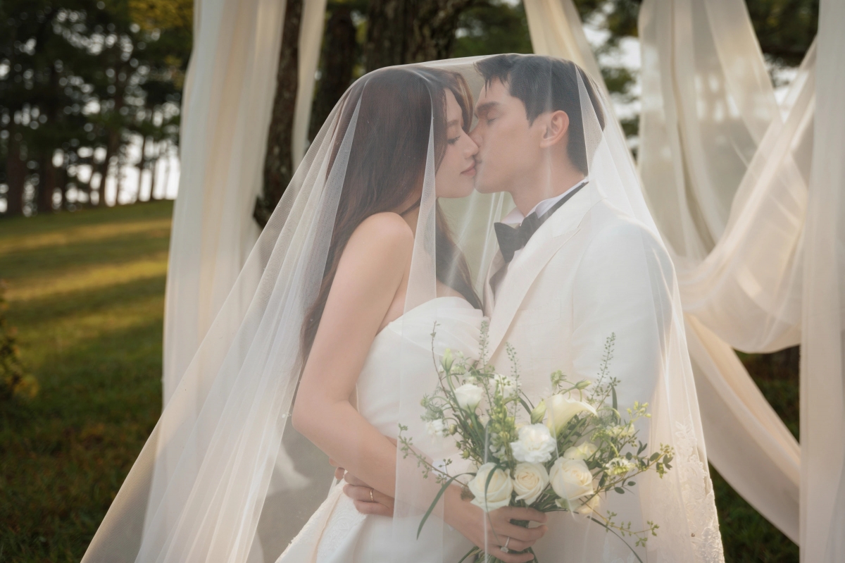 Á hậu 1 Miss Grand Vietnam 2022 Chế Nguyễn Quỳnh Châu cùng vị hôn phu chia sẻ loạt ảnh cưới trước thềm hôn lễ. Bộ ảnh được chụp tại Đà Lạt - quê hương cô dâu và cũng là nơi chú rể đang sinh sống, làm việc.