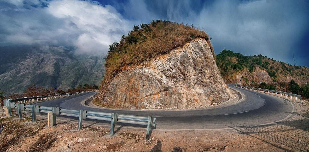 Lai Châu là một trong ít địa phương trong cả nước chưa có cao tốc và việc kết nối giao thương chỉ bằng các tuyến đường bộ quốc lộ