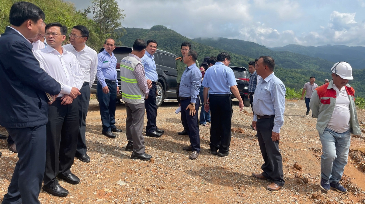 Ông Hồ Văn Mười, Chủ tịch UBND tỉnh Lâm Đồng, cùng đoàn công tác kiểm tra thực tế công trường thi công dự án cải tạo, nâng cấp Quốc lộ 28B.