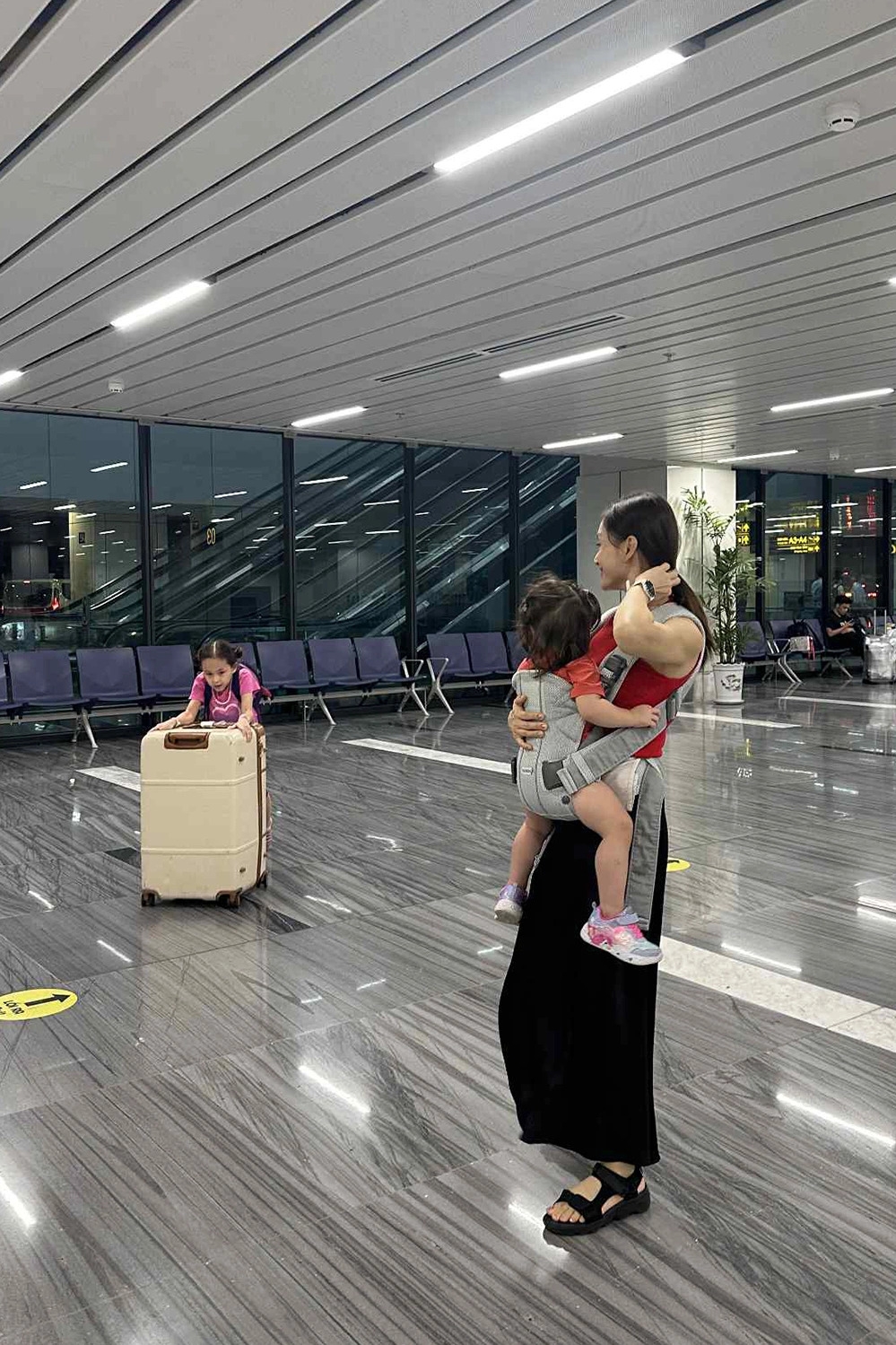 Lan Phương đưa hai con gái Lina và Mia theo cùng khi vào TP HCM công tác.