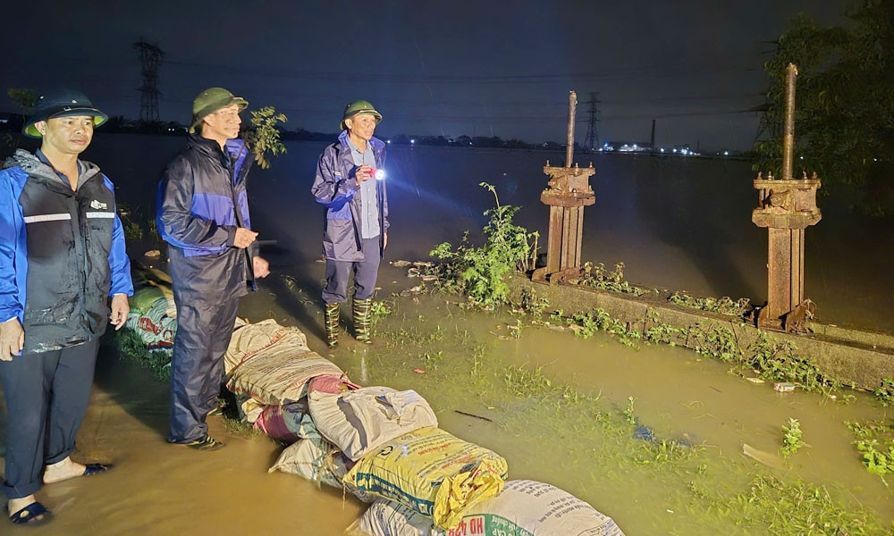 Lãnh đạo xã Hợp Thịnh kiểm tra mực nước trên sông Cầu