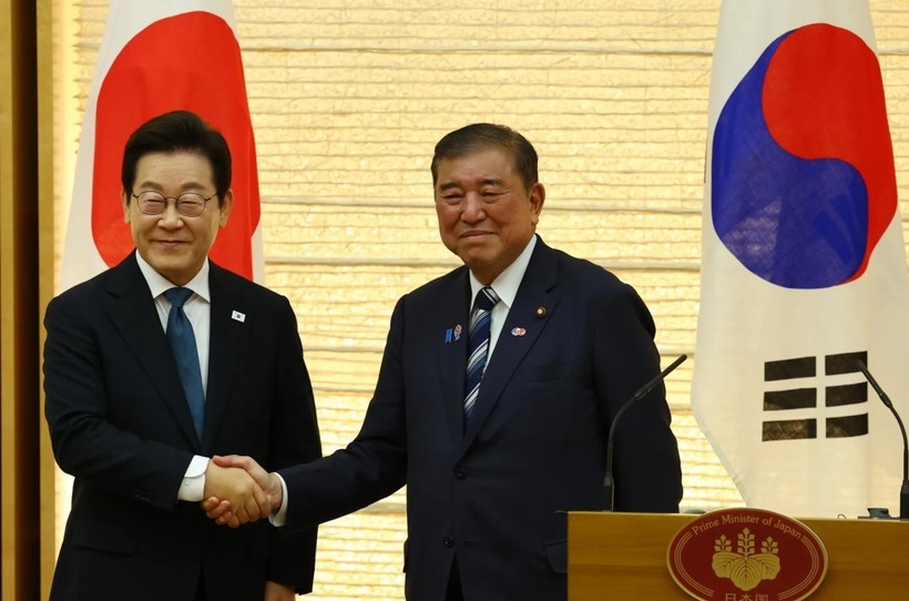 Tổng thống Hàn Quốc (bên trái) và Thủ tướng Nhật Bản tại cuộc hội đàm ngày 30/9/2025. Ảnh: Reuters