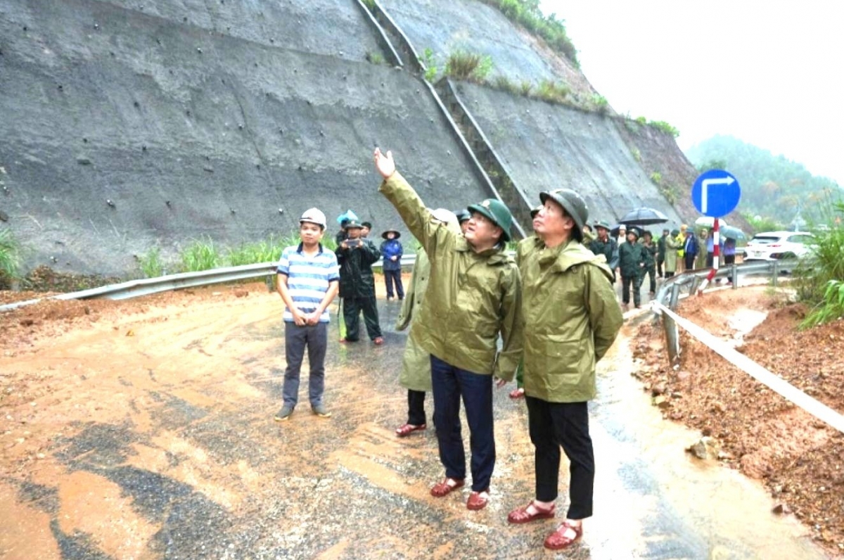 Lãnh đạo UBND TP Huế kiểm tra các điểm có nguy cơ sạt lở núi ở xã Khe Tre