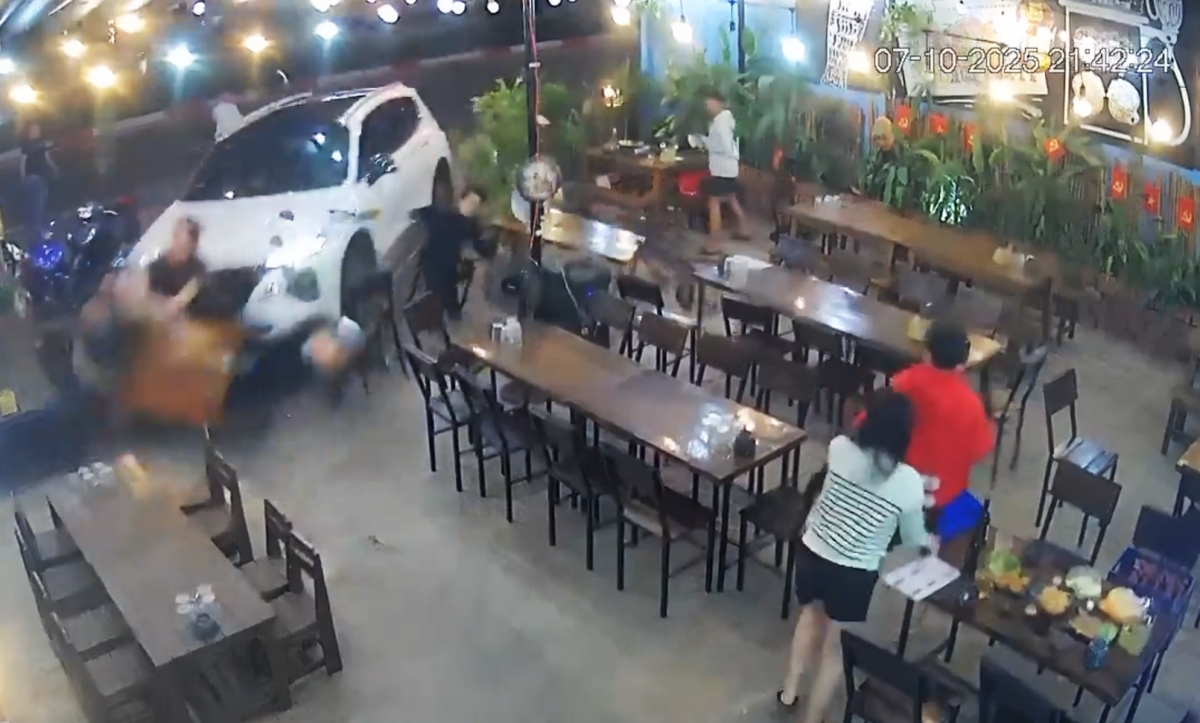 Hiện trường lúc ô tô lao vào quán nhậu. (Ảnh cắt từ clip)