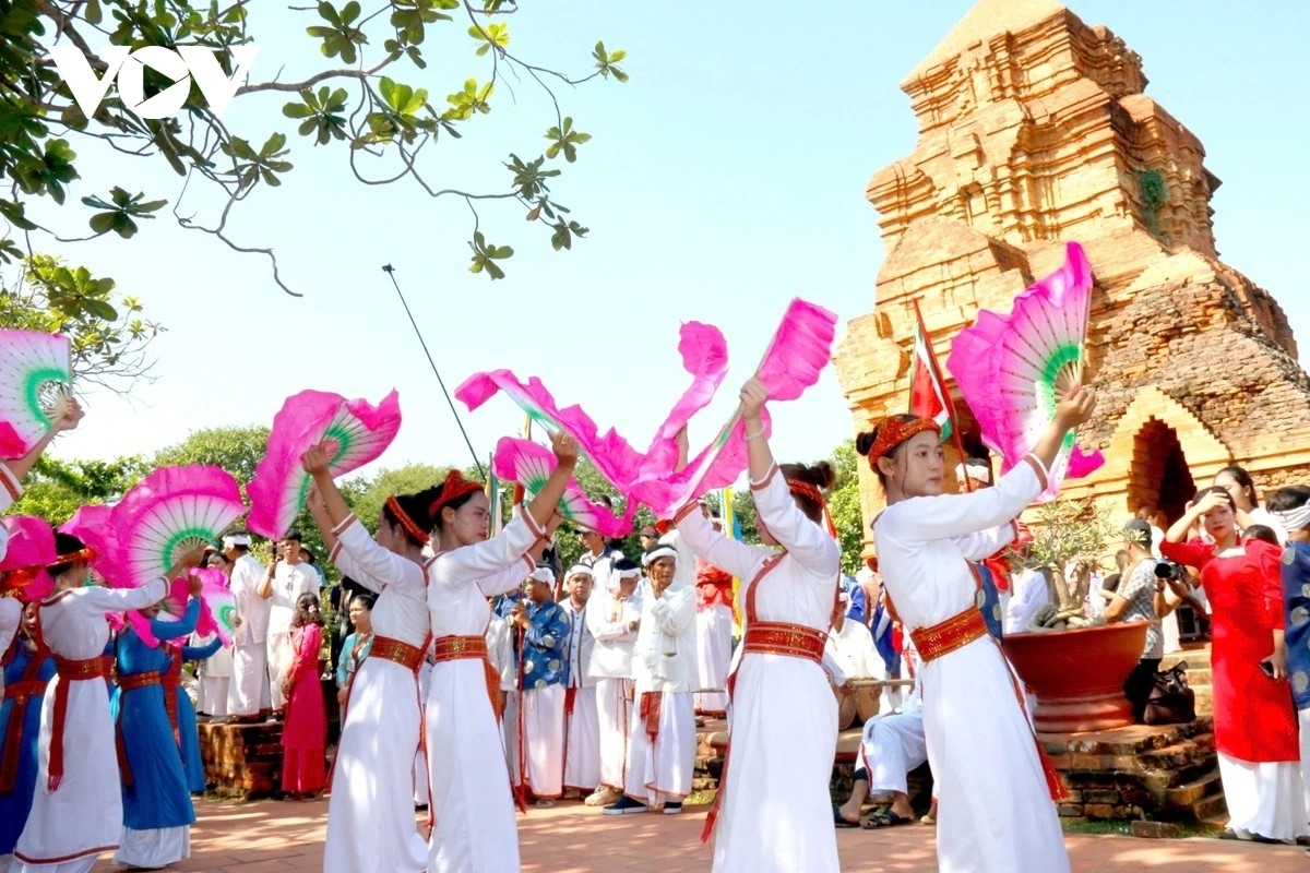 Lễ hội Ka-tê tại đền tháp Pô Sah Inư. Ảnh Đoàn Sĩ