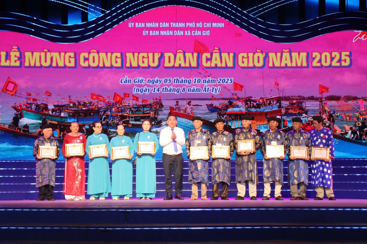 Tặng giấy khen cho các tập thể, cá nhân trong bảo tồn, tôn tạo và trùng tu Lăng Ông Thuỷ Tướng (ảnh: V.T)