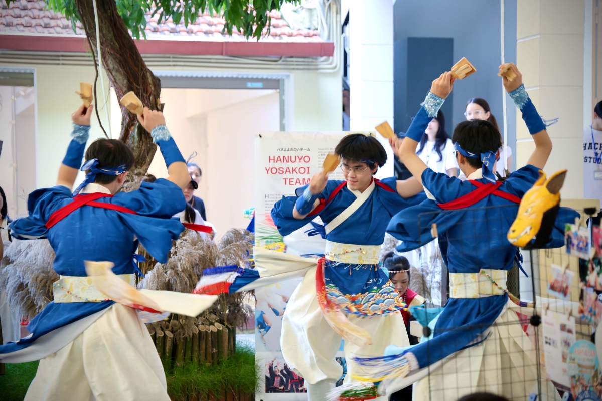 Lễ hội mang đến nhiều trải nghiệm văn hóa phong phú: từ trò chơi Kendama, cờ Shogi, gấp giấy Origami, trưng bày búp bê Ningyo, đến các màn trình diễn nhảy Yosakoi và kiếm đạo Iaido đầy uyển chuyển. Các hoạt động này mở ra cơ hội khám phá nét đẹp giao thoa giữa truyền thống và hiện đại của văn hóa Nhật Bản cho mọi lứa tuổi. (Ảnh: Trung tâm Giao lưu Văn hóa Nhật Bản tại Việt Nam)