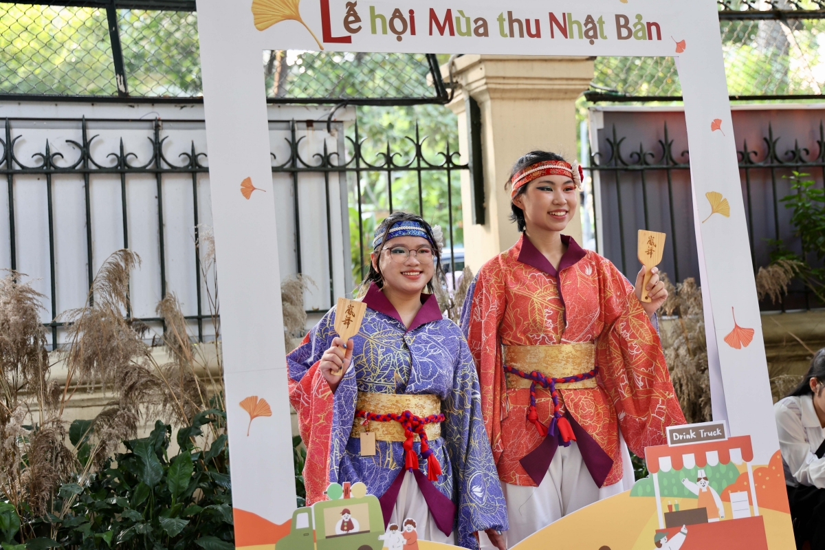 Du khách hòa mình trong không gian rực rỡ của “Aki Matsuri – Lễ hội Mùa thu Nhật Bản” tại Trung tâm Giao lưu Văn hóa Nhật Bản, Hà Nội. Những sắc đỏ, vàng và gam nâu trầm tái hiện khung cảnh mùa thu đặc trưng của đất nước mặt trời mọc giữa lòng thủ đô.