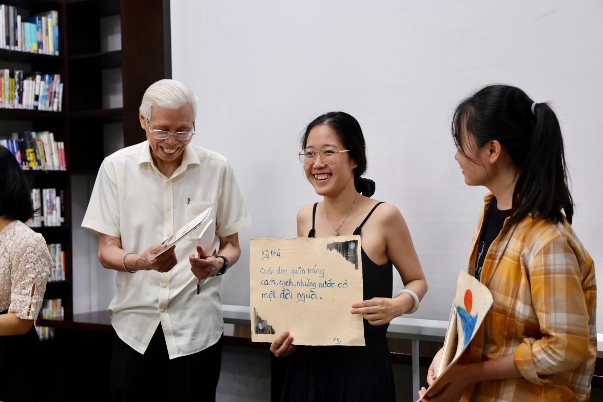 Haiku là thể thơ ngắn đặc trưng của Nhật Bản, truyền thống gồm 17 âm tiết theo nhịp 5–7–5, thường có yếu tố gợi mùa (kigo) và từ ngắt (kireji) để khắc họa một khoảnh khắc sinh động duy nhất. Dù haiku đương đại cho phép nhiều biến thể hơn, thể thơ này vẫn được nhận diện bởi sự ngắn gọn, tĩnh tại và sức gợi sâu sắc, nói ít gợi mở nhiều.