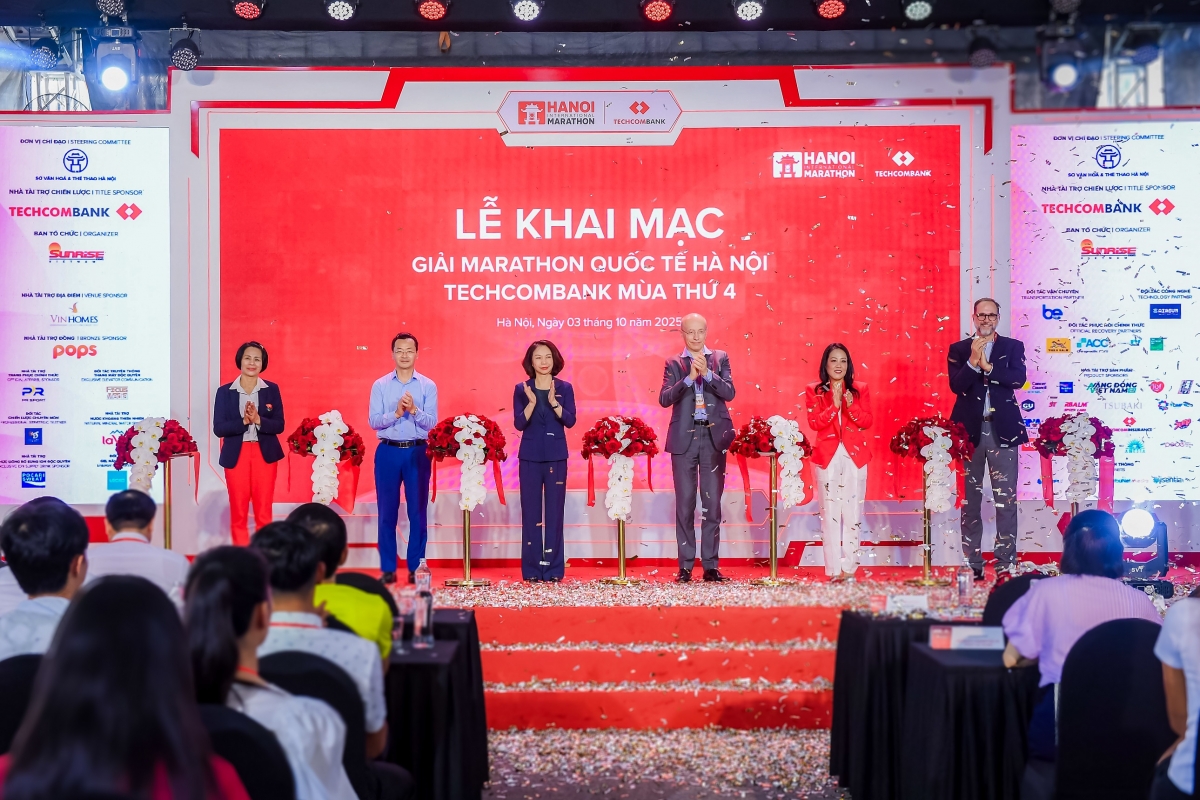 Lễ khai mạc Giải Marathon Quốc tế Hà Nội Techcombank Mùa thứ 4 đánh dấu sự trở lại của giải chạy biểu trưng của Thủ đô Hà Nội