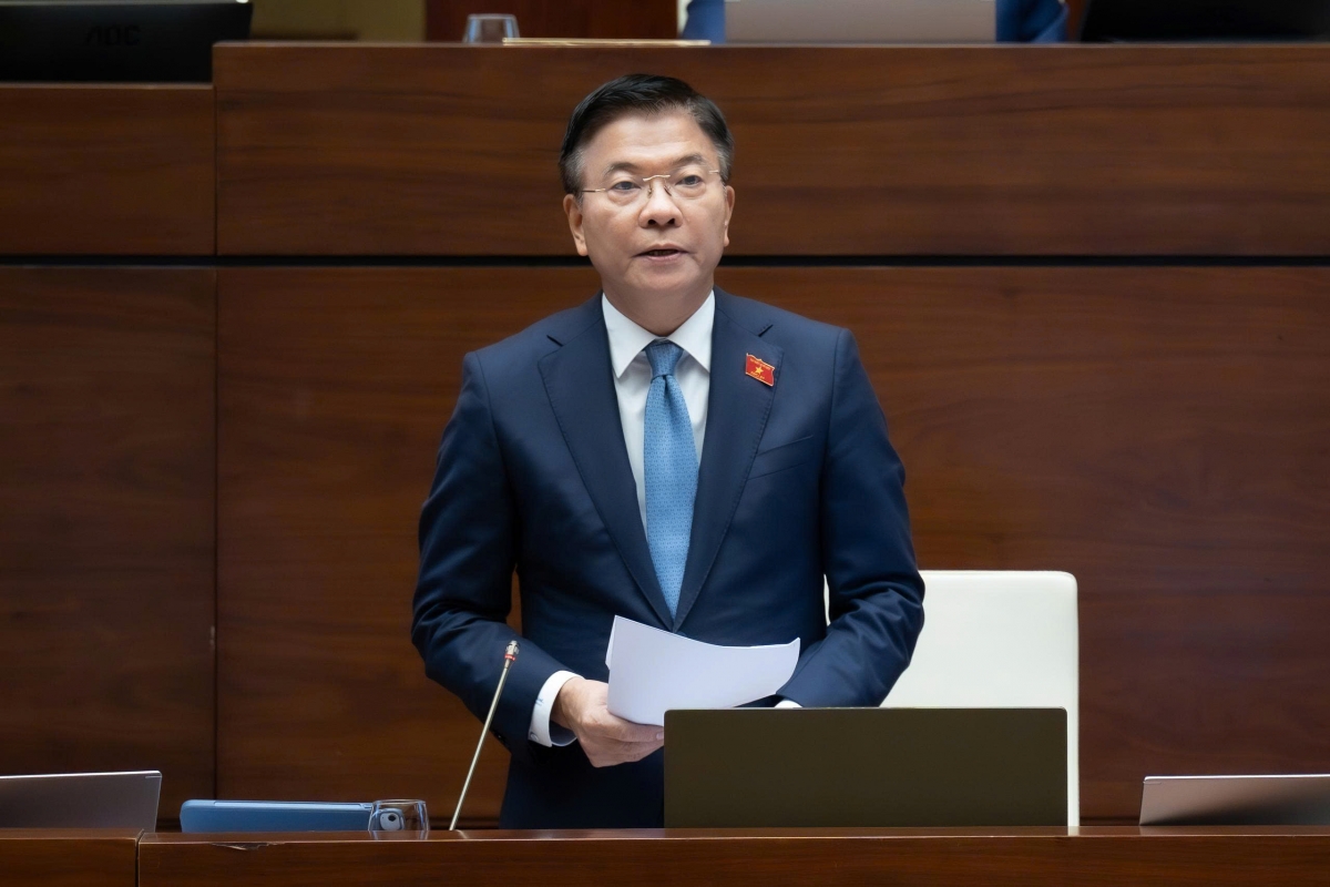 Phó Thủ tướng Chính phủ Lê Thành Long báo cáo và làm rõ thêm một số góp ý của ĐBQH. Ảnh: Quốc hội.