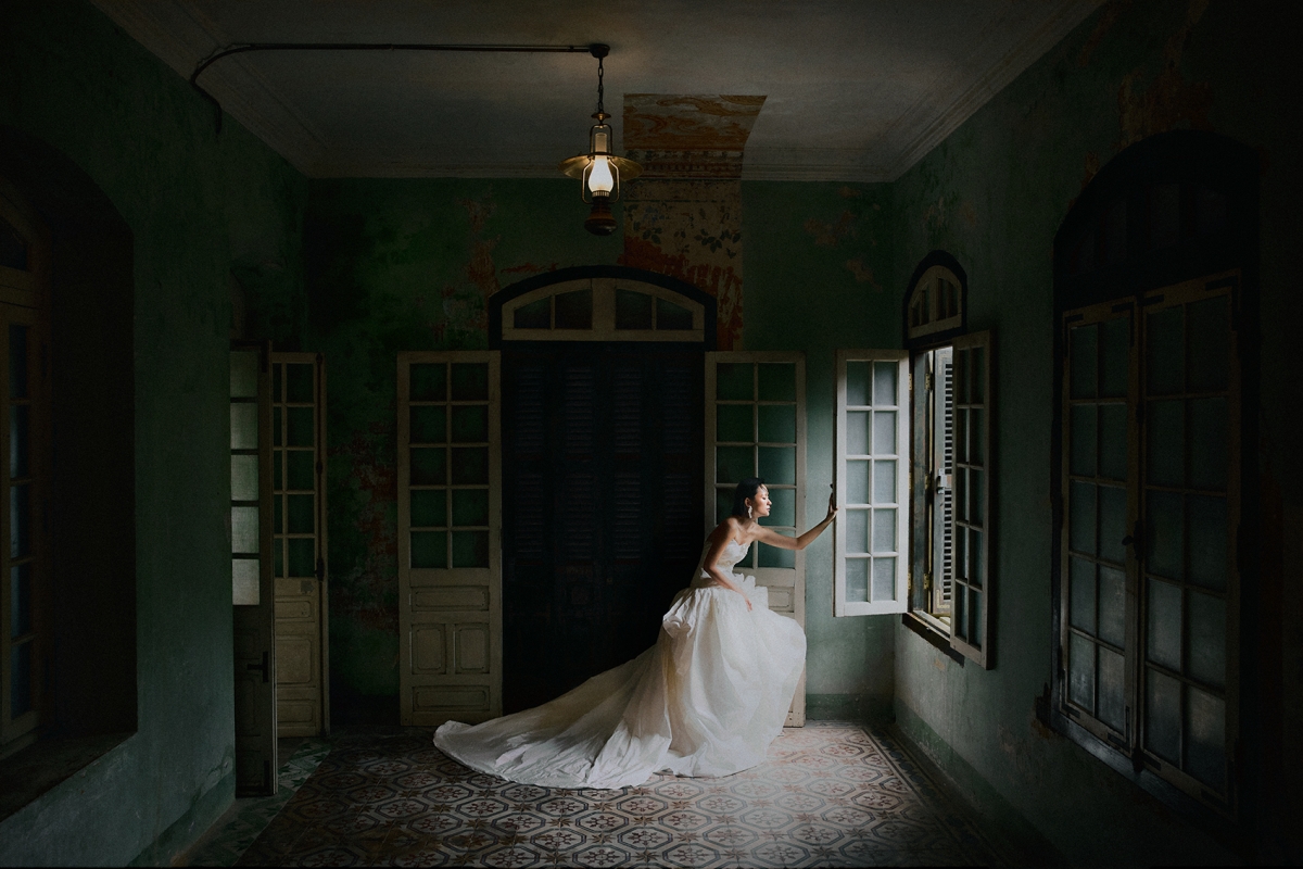 Với tâm huyết tôn vinh và làm mới giá trị phi vật thể của nghệ thuật thêu tay truyền thống, thông qua ngôn ngữ sáng tạo của thời trang, NTK Quỳnh Anh mong muốn đưa kỹ thuật thêu vượt ra khỏi phạm vi bảo tồn đơn thuần để hòa quyện vào dòng chảy của văn hóa và đời sống đương đại.