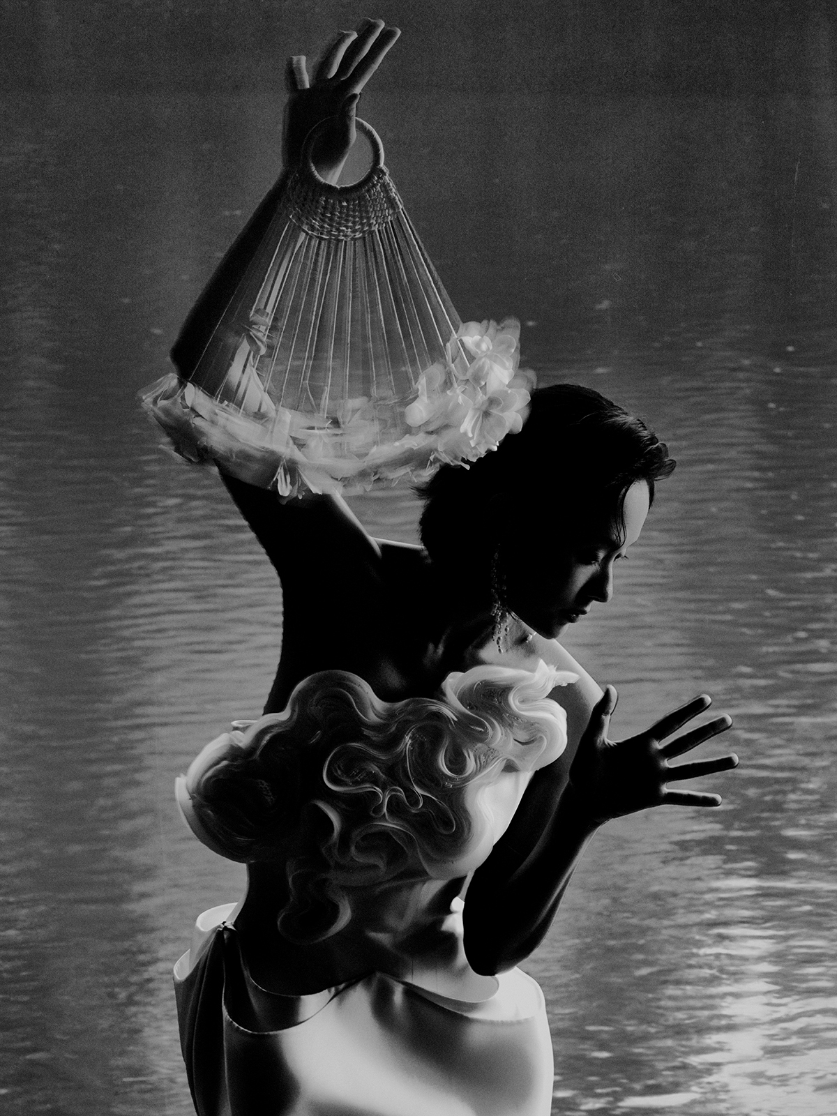 Nghiên cứu và ứng dụng thêu truyền thống vào từng thiết kế váy cưới suốt 7 năm qua, NTK Quỳnh Anh trăn trở việc làm thế nào để biến đổi thêu truyền thống thành một ngôn ngữ đương đại. Cô muốn tạo ra những sản phẩm ứng dụng thêu vượt ra khỏi khuôn khổ thẩm mỹ cũ, có tiềm năng chinh phục thị trường quốc tế mà vẫn giữ được mức giá hợp lý để tiếp cận với đa số công chúng.