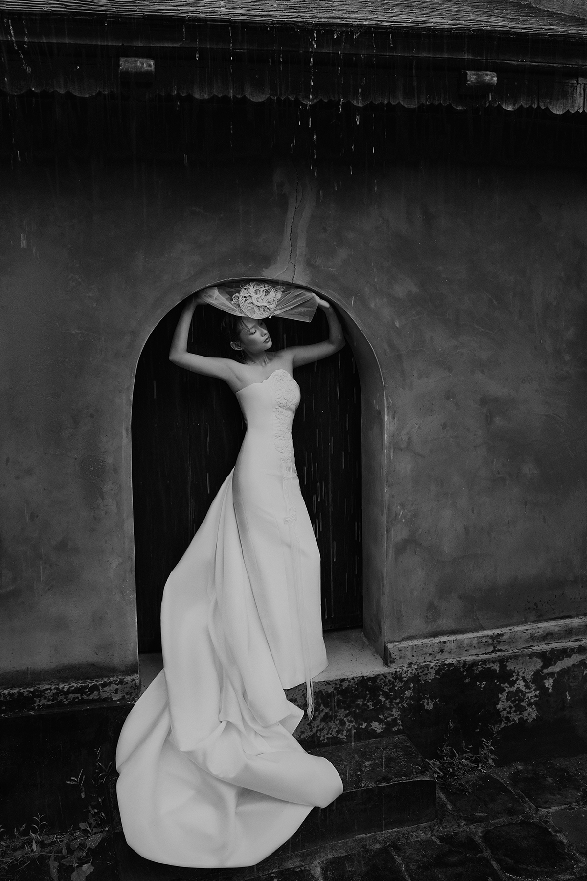 Điểm đặc biệt là sự biến hóa đa dạng của Hồ Thu Anh. Trên màn ảnh, cô từng gây ấn tượng mạnh với lối diễn tự nhiên, gương mặt đậm chất Á Đông và khí chất mạnh mẽ. Nhưng trong bộ ảnh thời trang này, nữ diễn viên lại toát lên vẻ mong manh, nữ tính và quyến rũ.