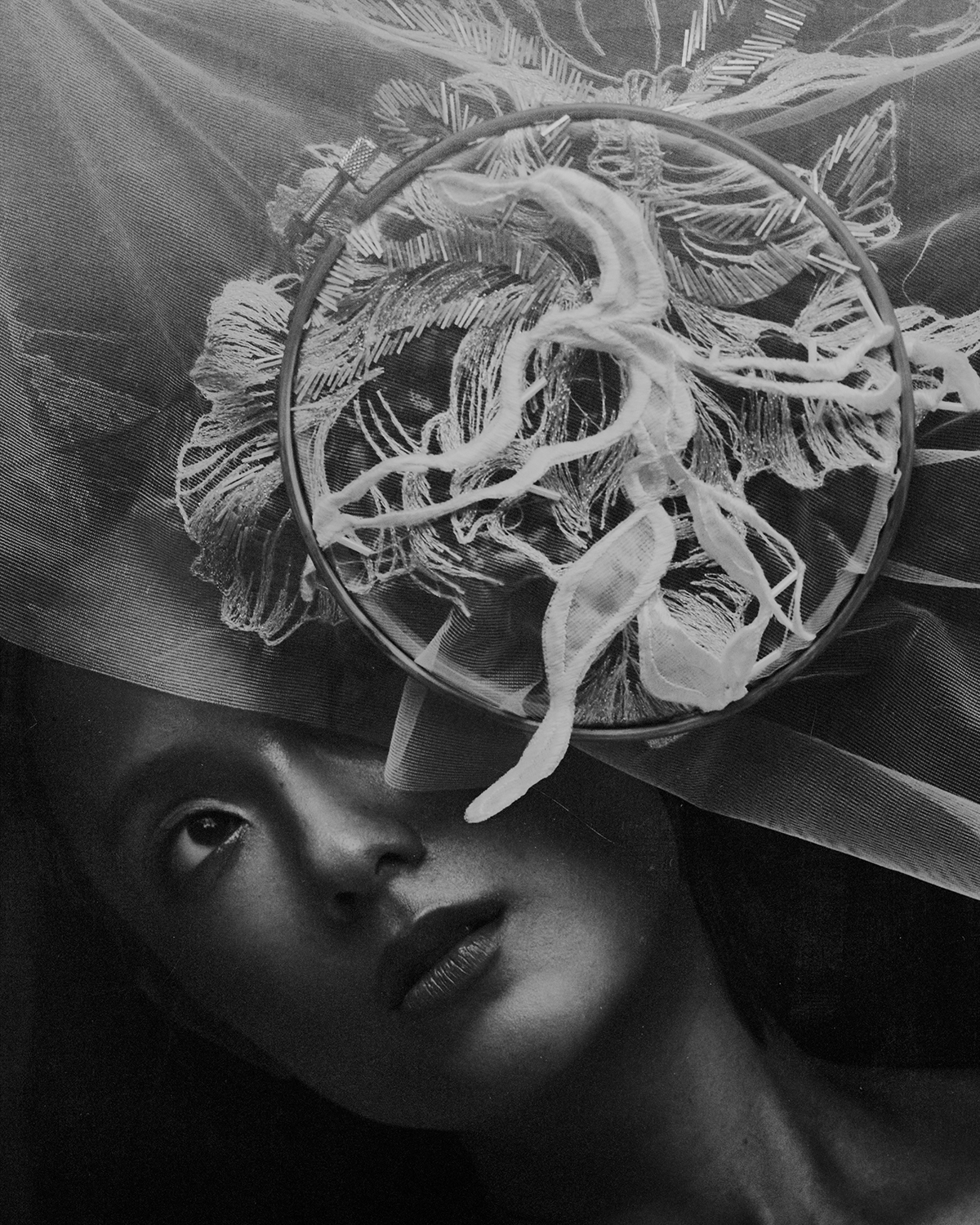 Những bức hình ghi lại khoảnh khắc cô sải bước trên nền kiến trúc trầm mặc, tạo sự đối lập thú vị giữa vẻ đẹp hiện đại của một fashionista và dấu ấn văn hóa xưa. Họa tiết rồng, phượng, hoa cúc, áng mây – vốn quen thuộc trong thêu cung đình – xuất hiện trên nền váy cưới, khiến hình ảnh nữ chính "Địa đạo" trở nên vừa quen vừa lạ trong mắt khán giả.