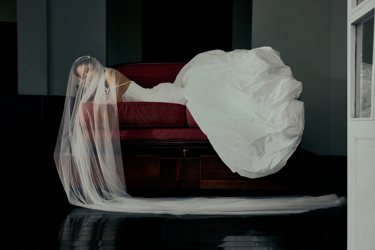 Sự tương phản ấy khiến người xem khó rời mắt, đồng thời chứng minh khả năng biến hóa của cô không chỉ ở diễn xuất mà còn ở phong cách thể hiện.