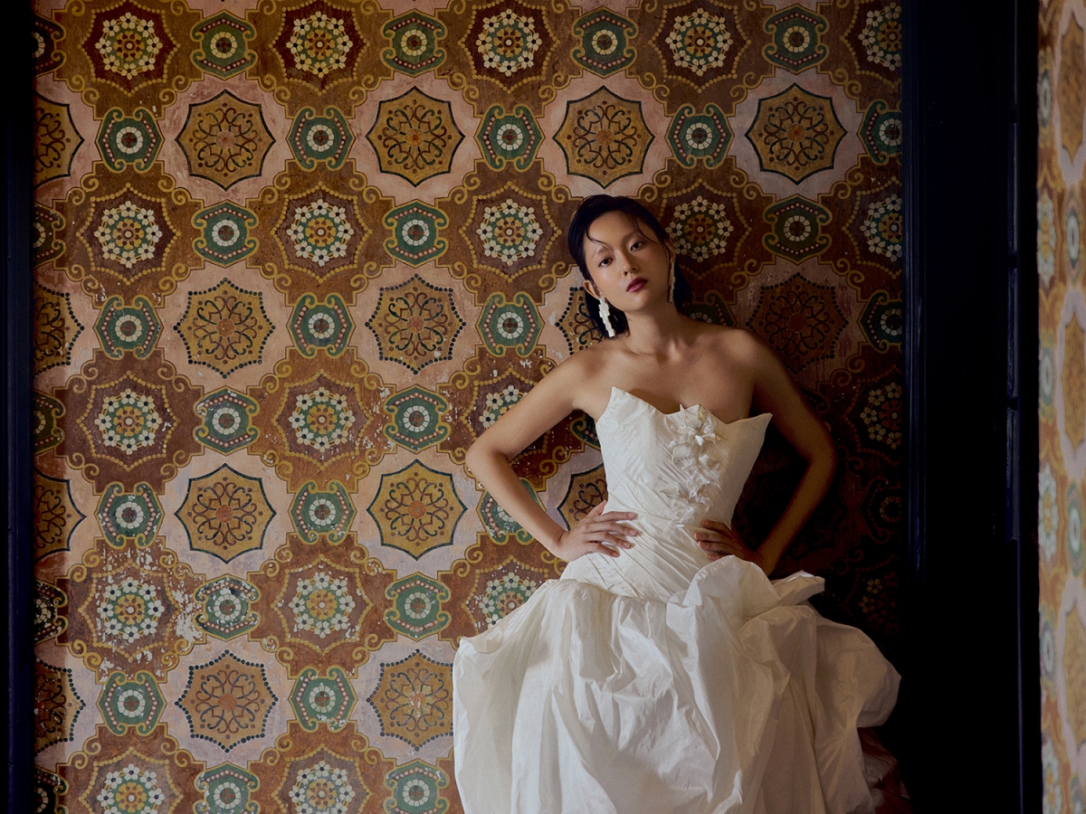 Sở hữu gương mặt đậm nét phương Đông, Hồ Thu Anh được NTK Quỳnh Anh "chọn mặt gửi vàng" để trở thành nàng thơ trong bộ sưu tập "Her-itage" tôn vinh nghệ thuật thêu cung đình và thêu truyền thống của Việt Nam.