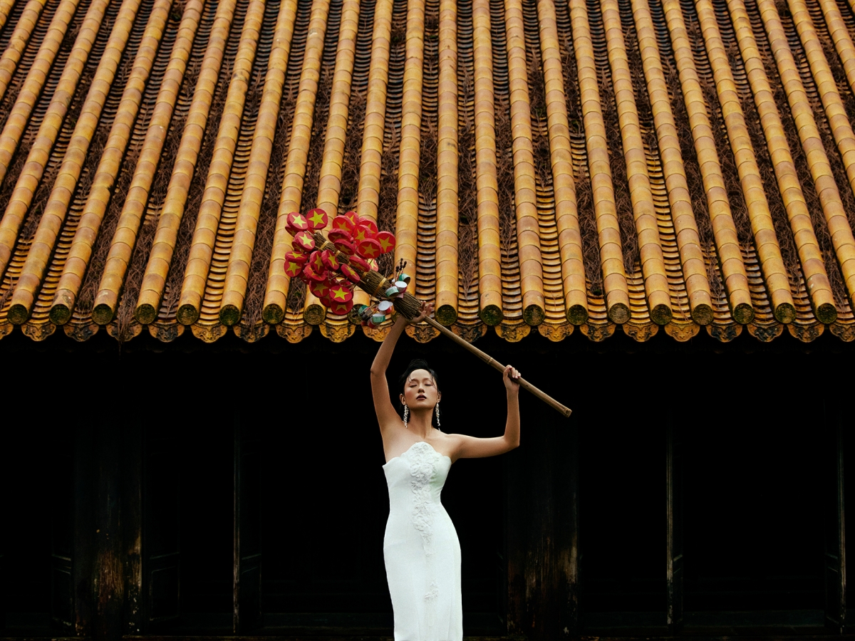 Để hoàn thành bộ ảnh, ê-kíp đã làm việc liên tục trong hai ngày. Nữ diễn viên chia sẻ, dù sức khỏe không được tốt vì cảm lạnh và việc di chuyển trong trang phục nặng nề khá vất vả, cô vẫn nỗ lực để hoàn thành từng concept.