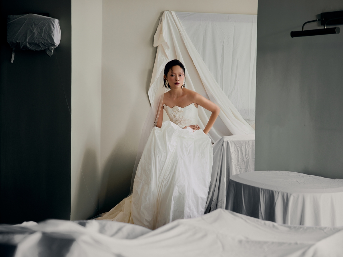 Giữa khung cảnh cổ kính, Hồ Thu Anh nổi bật với vẻ đẹp kiêu sa và bí ẩn trong các thiết kế váy cưới được lấy cảm hứng từ nghệ thuật thêu truyền thống.