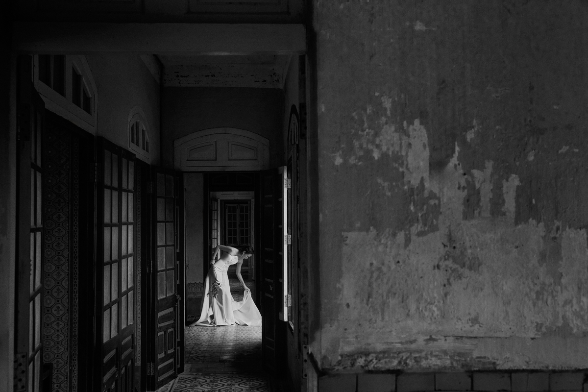 Huế – mảnh đất giàu di sản – cũng góp phần làm nên thành công của bộ ảnh. Những chi tiết kiến trúc trên tường cung An Định, cảnh quan hữu tình ở lăng Tự Đức trở thành phông nền lý tưởng, làm nổi bật từng đường nét của trang phục và thần thái của Hồ Thu Anh.